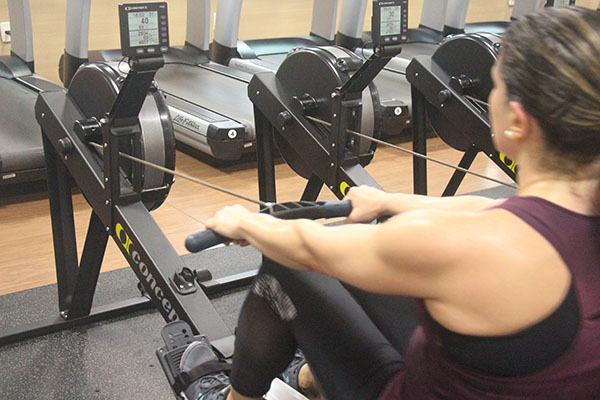 mulher em treino hiit na academia companhia do nado