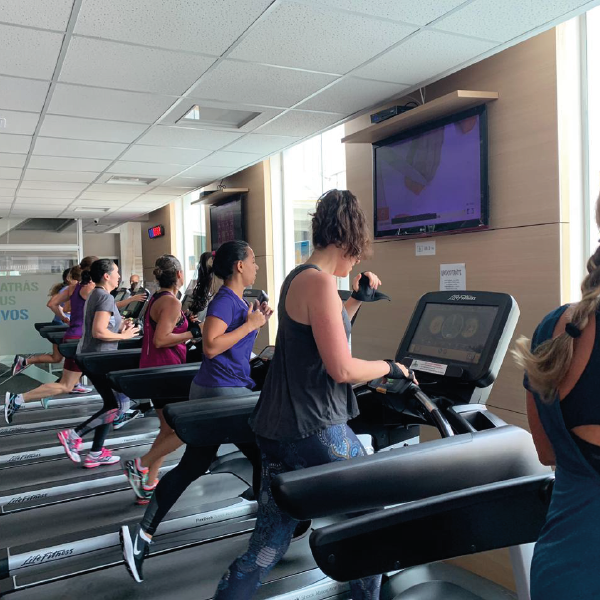 mulheres na academia fazendo exercícios físicos, mulheres 40+