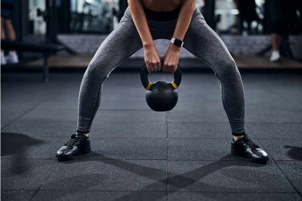 mulher-na-academia-fazendo-exercicio-fisico-agachamento-sumo